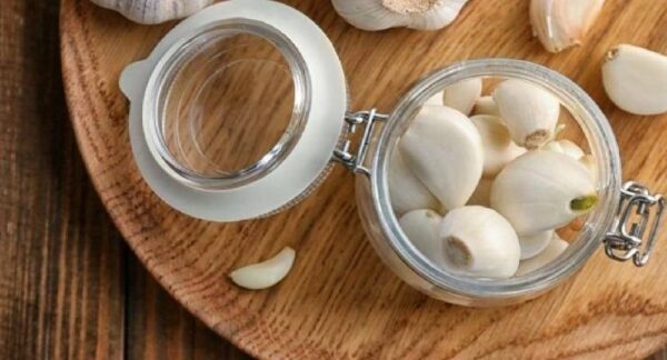 Coge un frasco y pon un poco de ajo en él: un movimiento y resuelve un gran problema