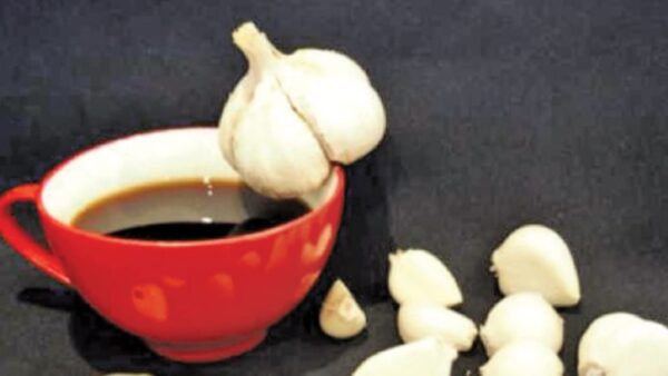 Coger un diente de ajo y añadirlo al café: el antiguo remedio de nuestros abuelos