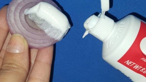 Combina una cebolla con pasta de dientes, este remedio solucionará un problema común