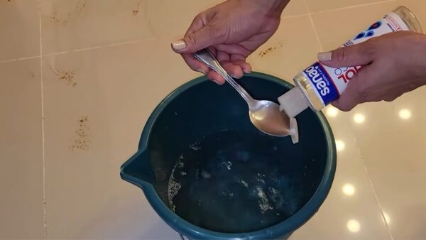 Con unas gotas quitas todas las manchas de suciedad del suelo: lo deja brillante