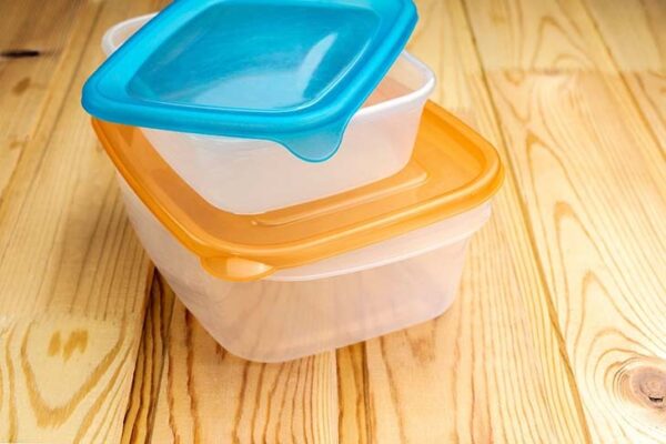 Con unos trucos y los ingredientes adecuados, puedes desengrasar cajas de plástico y hacerlas brillantes