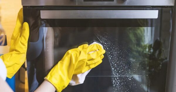 Consejos de limpieza con ingredientes naturales para eliminar la grasa de la puerta de cristal del horno