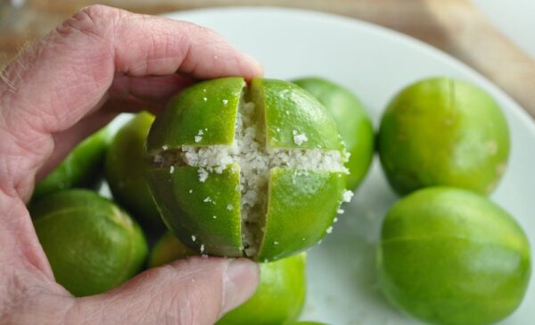 Corta 4 limones con sal encima.