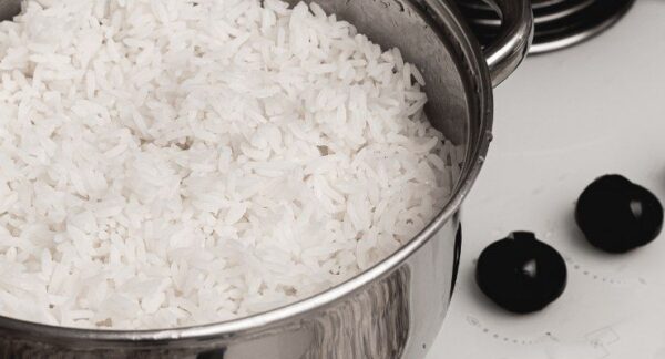 Cuando cocines arroz no tires el agua: úsala de esta forma inteligente en casa