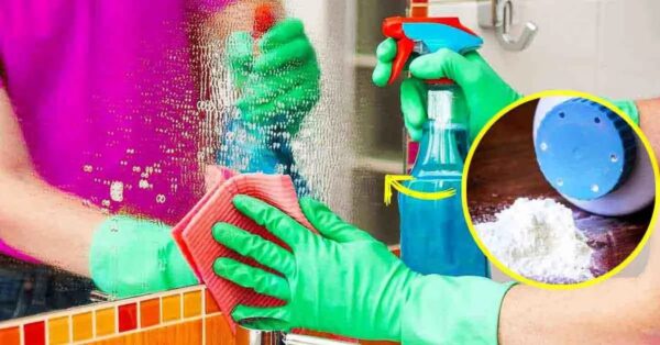Da brillo a los espejos con dos cucharaditas de polvos de talco (¡y perfuma todo el baño!)