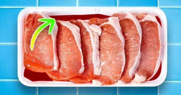 ¿De dónde sale el líquido rojo del fondo de las bandejas de carne? no es sangre