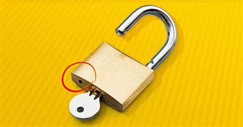 ¿De qué sirve el pequeño agujero presente debajo de la mayoría de los candados?