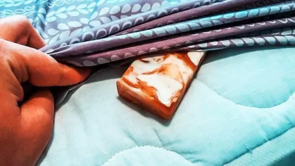 Deberías empezar a poner jabón dentro de tus sábanas.