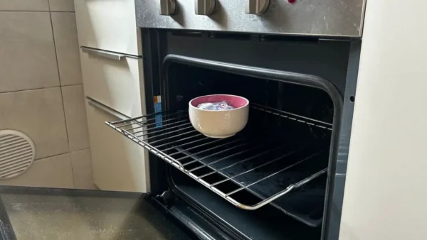 Deja de fregar, aquí te explicamos cómo limpiar parrillas y bandejas incrustadas sin esfuerzo