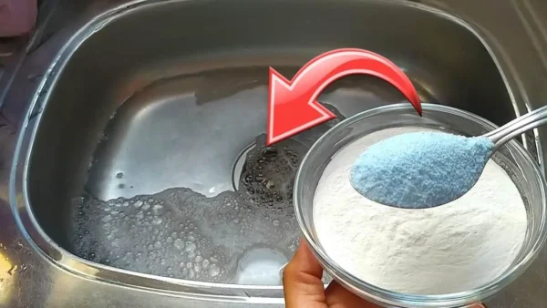 Desagüe tapado, no uses la sosa cáustica habitual: con 2 cucharadas se soluciona enseguida