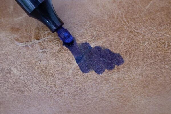 Descubre cómo eliminar fácilmente los restos de cualquier fieltro, en parquet, suelos de linóleo y muebles