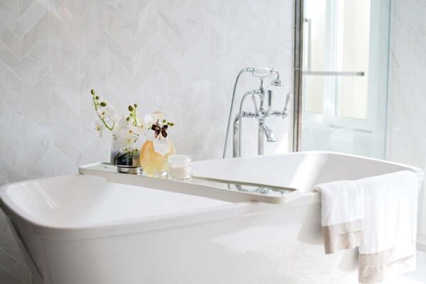 Descubre limpiadores ecológicos muy efectivos para limpiar la bañera, eliminar restos de suciedad y manchas amarillas.