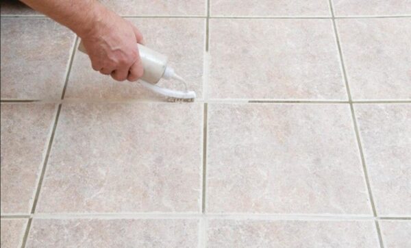 Descubre los consejos de la abuela para limpiar las juntas de tus azulejos.