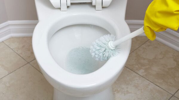 Descubre nuestras soluciones para eliminar los depósitos negros que aparecen en el inodoro