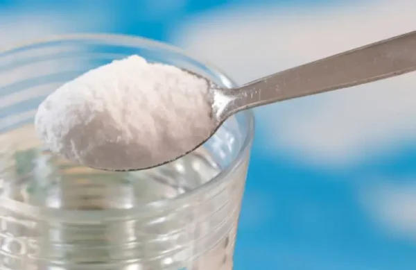 Disuelve una cucharadita de bicarbonato de sodio en agua y úsala para ayudar a que tus plantas crezcan.