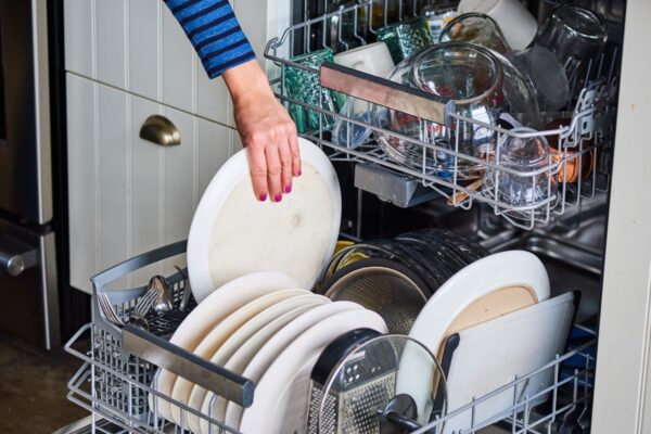 Echa un vistazo a estos 6 consejos para limpiar y cuidar tu lavavajillas de forma natural.