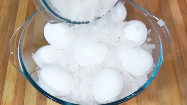 Echar sal a los huevos, el antiguo truco de las abuelas: lo que sucede unos instantes después