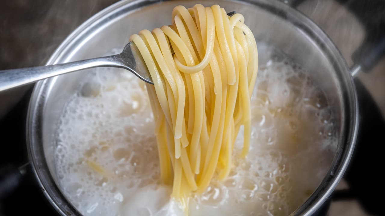 Aceite de oliva en el agua de la pasta.