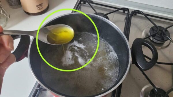 Echar una cucharada de aceite de oliva al agua de la pasta: el truco de la abuela