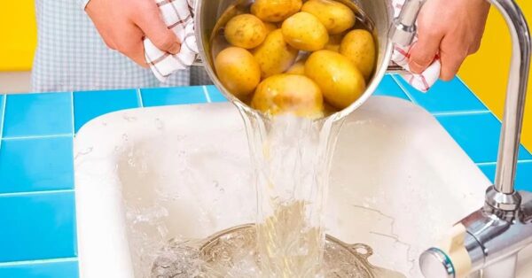 El agua para cocinar papas también es ideal para limpiar varios artículos de la casa e incluso el baño.