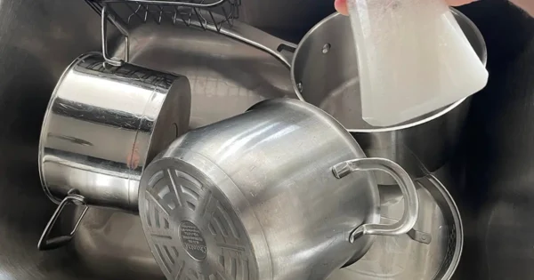 El detergente que hace brillar el aluminio: nuestro secreto para mantener las sartenes así