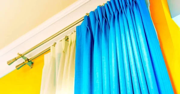 El increíble truco para limpiar cortinas sucias sin quitarlas de la ventana