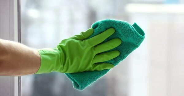 El increíble truco para limpiar cristales y dejarlos relucientes