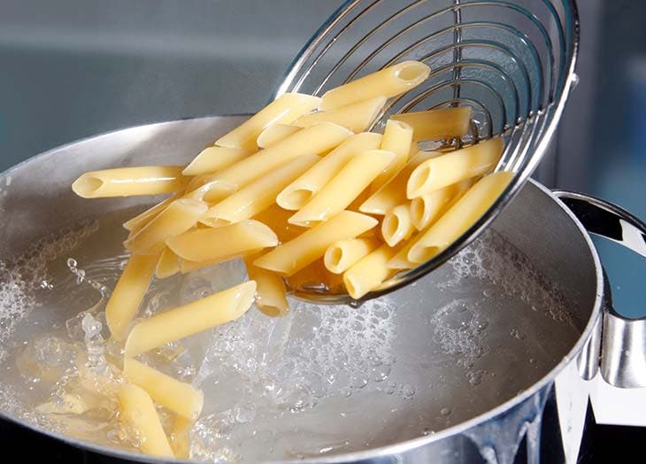 Vierte la pasta en el agua