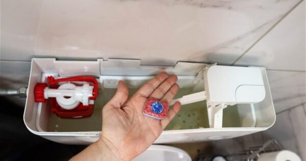 ¡El secreto para un baño reluciente y desinfectado en tan solo unos minutos! ¡Esto es lo que es!