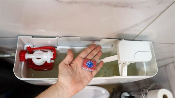 ¡El secreto para un baño reluciente y desinfectado en tan solo unos minutos! ¡Esto es lo que es!