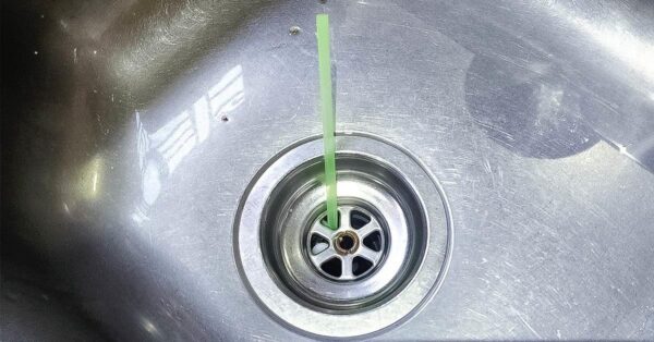 El truco de la pajita para desatascar las tuberías. La temida solución a un problema común