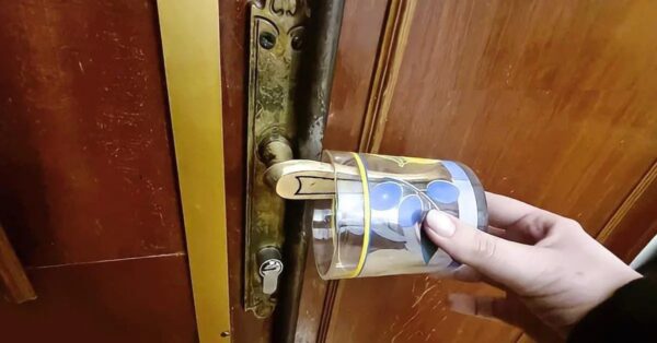 El truco del cristal para asegurar la puerta de la habitación del hotel