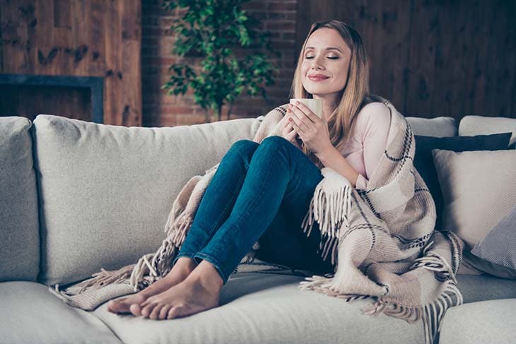 Mujer disfrutando de la comodidad y frescura de su hogar