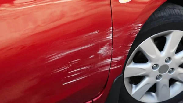 El truco gratuito para quitar rayones de tu coche: vuelve a lucir como nuevo en pocos minutos