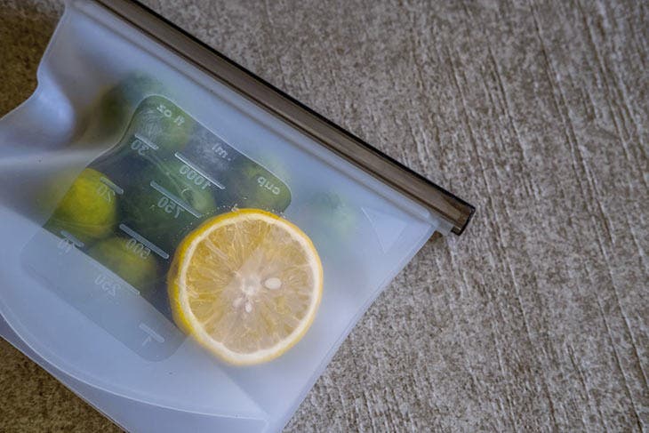 Limón almacenado en una bolsa ziplock
