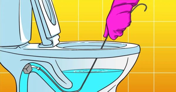 El truco para desatascar tuberías con una percha en 2 minutos