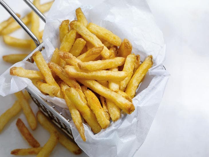 L’astuce pour faire de délicieuses frites croustillantes sans une goutte d’huile 3 Papas fritas en un plato