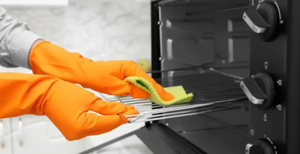 El truco para limpiar los tiradores de las puertas del horno: quedarán como nuevos