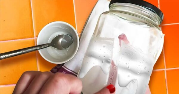 El truco para quitar pegatinas de cualquier superficie. No más residuos de pegamento y arañazos.