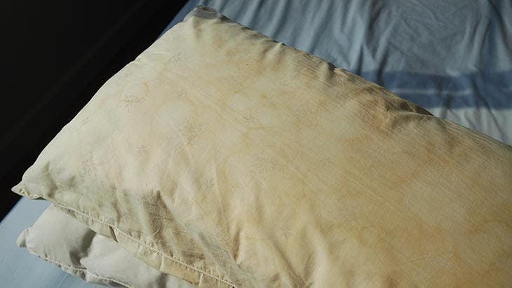 almohada amarillenta