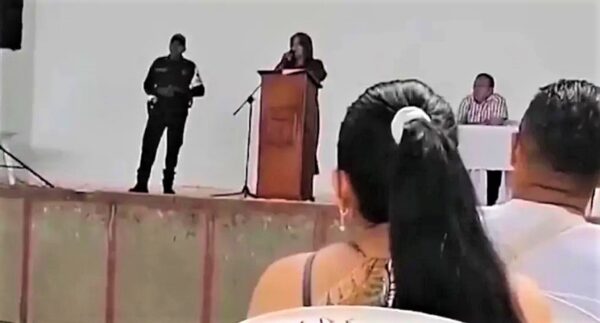 El video de la directora que prohibió cosas cómo celulares, piercings y noviazgos