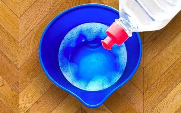 Elimina todos los restos de parquet para dejarlo como nuevo: solo tienes que utilizar este producto común