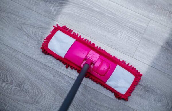 Es hora de hacer brillar el suelo: utiliza estos trucos y verás lo brillante que es