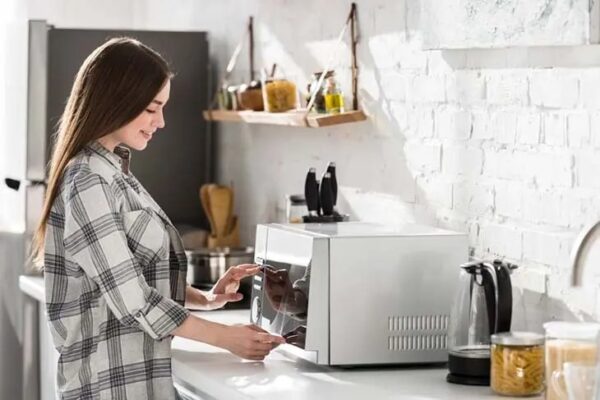 ¿Es peligroso abrir la puerta del microondas cuando la comida se está calentando?