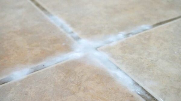 Esparce un poco de bicarbonato entre los azulejos de tu casa: el motivo es increíble