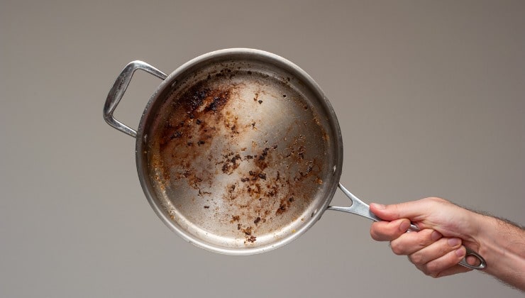 Sartén de acero sucia