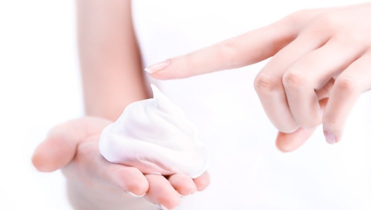 Espuma de afeitar en la mano.