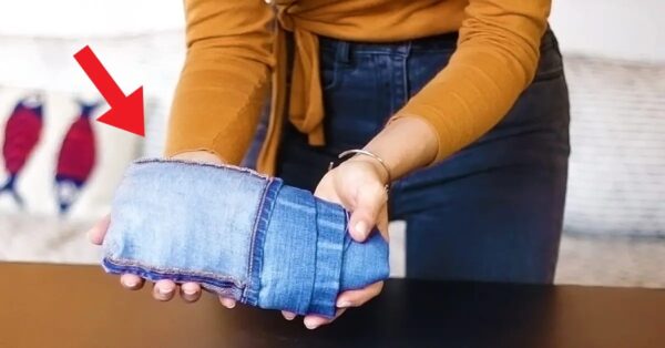 Esta es la forma más rápida y fácil de doblar jeans para hacer espacio en el armario