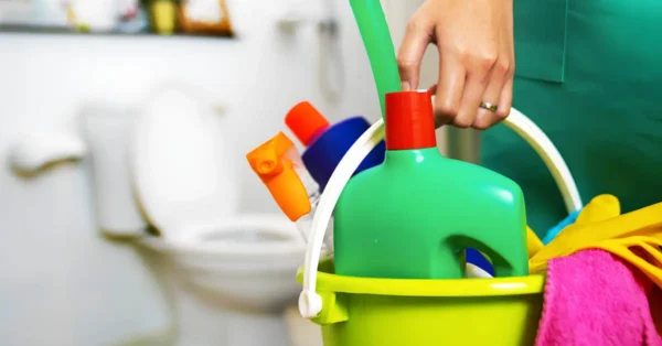 Estas 3 áreas del baño están llenas de bacterias: muchos se olvidan de limpiarlas