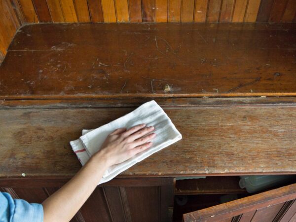 Este antiguo remedio de la abuela protegerá tus muebles de madera del moho y el olor a humedad
